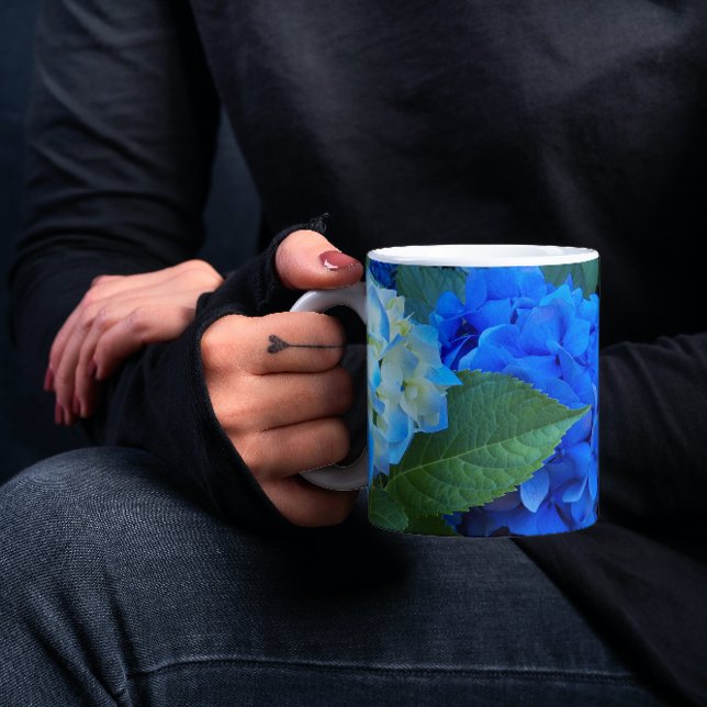 Blue Hydrangea Blooms Floral Tasse (In Situ Held)