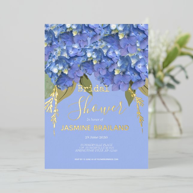 Blue Hydrangea Blooms Personalisiertes Brautparty Folieneinladung (Stehend vorne)