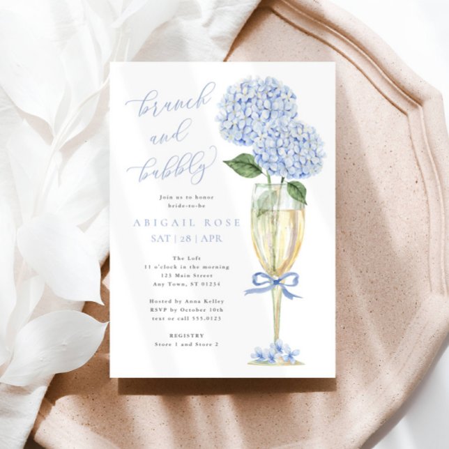 Blue Hydrangea Brunch und Bubbly Gold Champagne Einladung (Beautiful blue hydrangea flowers in a gold champagne flute.)