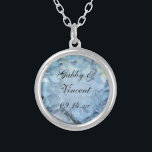 Blue Hydrangea Floral Wedding Versilberte Kette<br><div class="desc">Tragen Sie etwas Blau an Ihrem Hochzeitstag! Personalisieren Sie die hübsche Blue Hydrangea Wedding Pendant Necklace, um einen dauerhaften Sake für Ihre Braut oder ihre Brautmädchen zu schaffen. Dieser elegante, individuell gestaltete, blumengeschmückte Eheschmuck zeichnet sich durch ein digital gemaltes Blumenfoto einer blauen Hydrangea-Blume aus, die in einem silberfarbenen, sterling überzogenen...</div>