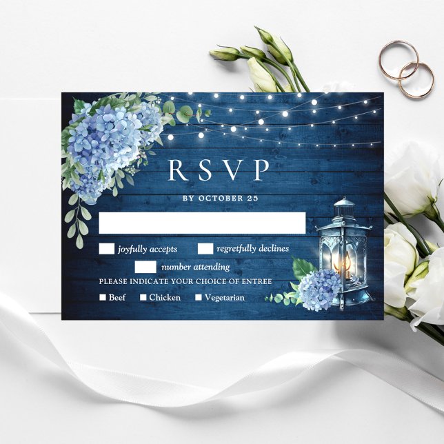 Blue Hydrangea Lantern Wood Wedding Rustic RSVP Karte (Von Creator hochgeladen)