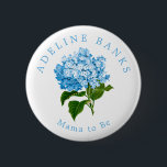 Blue Hydrangea Mama zu Baby Dusche Button<br><div class="desc">Diese hübsche,  blaue Hydrangea-Blume mit individuelle Name und "Mama to Be"-Text,  die die Begeisterung der Familie für die neuen Titel bei der Ankunft des Babys teilen,  ist perfekt für die Babydusche,  wie auch für die Mutter,  die es sein soll.</div>