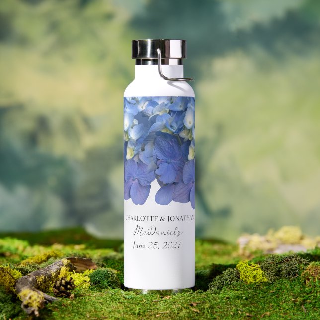 Blue Hydrangea Petals Wedding Personalized Names Trinkflasche (Außenbereich (gedreht))