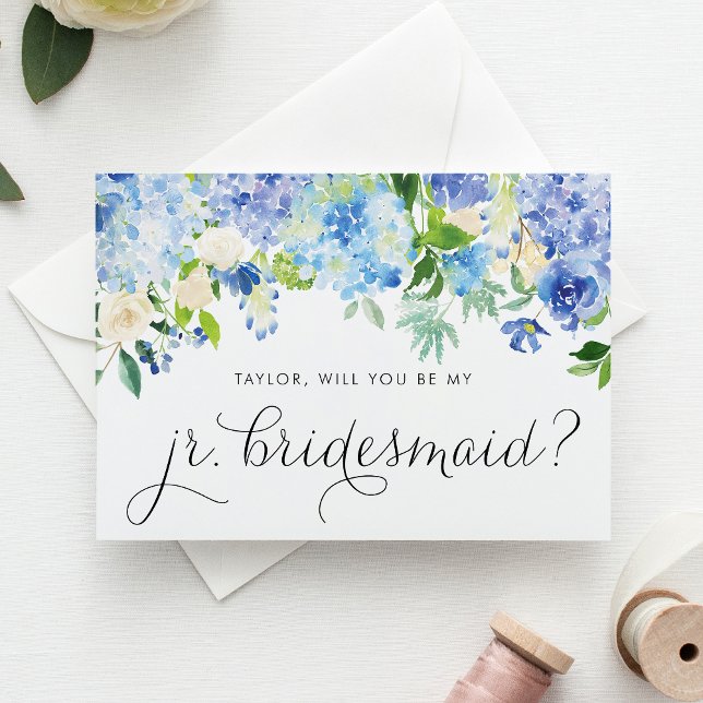 Blue Hydrangea und Ivory Rose Junior Bridesmaid Einladungspostkarte (Blue hydrangea & white rose jr. bridesmaid card with greenery accents for romantic floral weddings.)