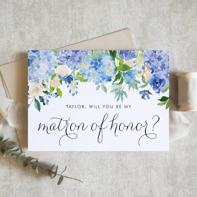 Blue Hydrangea und Ivory Rose Matron of Honour Einladung (Blue hydrangea & white rose matron of honor card with greenery accents for romantic floral weddings.)