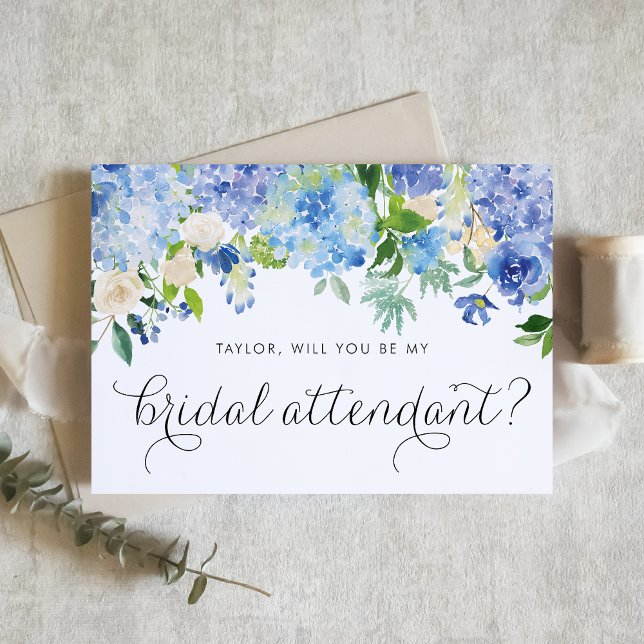 Blue Hydrangea und White Rose Bridal Attendant Einladung (Elegant blue hydrangea and white rose card to ask someone to be your bridal attendant.)