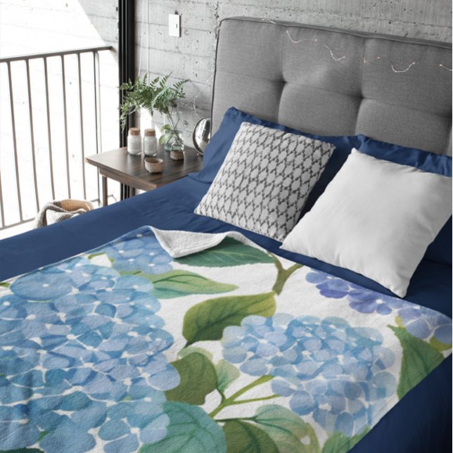 Blue Hydrangea Watercolor Floral Coastal Fleecedecke (Von Creator hochgeladen)