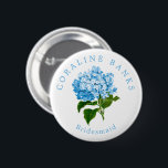 Blue Hydrangea Wedding Party Bridesmaid Button<br><div class="desc">Helfen Sie Ihrer Hochzeitsfeier,  sich mit diesen wunderbar einfachen und lustigen tragbaren Buttons kennenzulernen,  die leicht anpassbaren,  eleganten,  gewölbten Namenstext und die Titelrolle enthalten,  die sie an Ihrem Hochzeitstag spielen werden. Der schicke Text umkreist eine antike Abbildung einer blauen Hydrangea-Blume im hübschen,  großtausendjährigen Stil.</div>