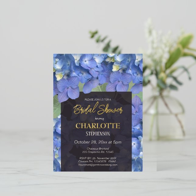 Blue Hydrangeas Floral Brautparty Folie Einladungspostkarte (Stehend vorne)