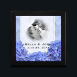 Blue Hydrangeas Foto Wedding Geschenkboxen<br><div class="desc">Eine schicke, blaue Hydrangeas-Geschenkboxen, die Ihren Einladungen für Hochzeiten entspricht. Vollständig KUNSTBAR und bereit für Sie, um den Text, Schriftart und Farben, wie Sie geträumt haben, zu personalisieren. Wenn Sie Hilfe bei diesem Design benötigen, kontaktieren Sie mich bitte und ich werde Ihnen gerne behilflich sein. Perfekt als Hochzeitsgeschenk oder Geschenk...</div>
