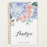 Blue Hydrangeas und Pink Roses Script Planer<br><div class="desc">Eleganter und femininer Planer mit Blumenstrauß in Aquarellfarben aus blauen Hydrangeas und Rosen in Rosa mit grünen Akzenten. Dieser Blumenplaner ist ein personalisiertes Geschenk. Personalisieren Sie diese durch Hinzufügen von Namen und anderen Details.</div>