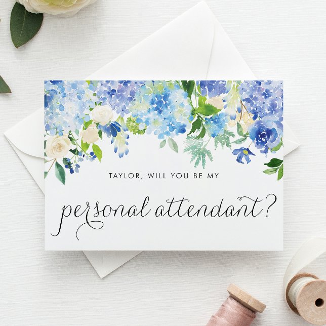 Blue Hydrangeas werden Sie mein persönlicher Betre Einladungspostkarte (Elegant blue hydrangea and white rose proposal card to ask someone to be your personal attendant.)