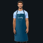 Blue Individuelle Name Year Master Baker Daddy Schürze<br><div class="desc">Viele Talente kommen aus dieser Küche. Ermutigen Sie Meister Baker Daddy, diese süßen Leckereien behalten, die mit dieser personalisierten, modernen und einzigartigen Schürze kommen. Passen Sie die Wörter an und legen Sie das Jahr fest, wie Sie möchten. Diese Papa-Schürze ist blau mit weißem Schriftsatz. Stilvolle Typografie-Behandlung. Macht ein großartiges Geschenk....</div>