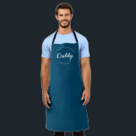 Blue Individuelle Name Year Master Baker Daddy Schürze<br><div class="desc">Viele Talente kommen aus dieser Küche. Ermutigen Sie Meister Baker Daddy, diese süßen Leckereien behalten, die mit dieser personalisierten, modernen und einzigartigen Schürze kommen. Passen Sie die Wörter an und legen Sie das Jahr fest, wie Sie möchten. Diese Papa-Schürze ist blau mit weißem Schriftsatz. Stilvolle Typografie-Behandlung. Macht ein großartiges Geschenk....</div>