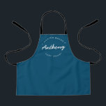 Blue Individuelle Name Year Master Baker Kids Schürze<br><div class="desc">Viele Talente kommen aus dieser Küche. Ermuntern Sie den kleinen Meister in Ihrem Leben, diese süßen Leckereien behalten, die mit dieser personalisierten, modernen und einzigartigen Schürze kommen. Passen Sie die Wörter an und legen Sie das Jahr fest, wie Sie möchten. Die Schürze dieses Kindes ist blau mit weißem Schriftsatz. Stilvolle...</div>