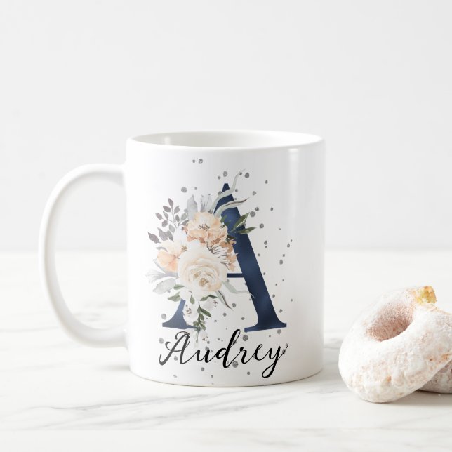 Blue Letter A Peach Cream Floral Monogram Kaffeetasse (Mit Donut)