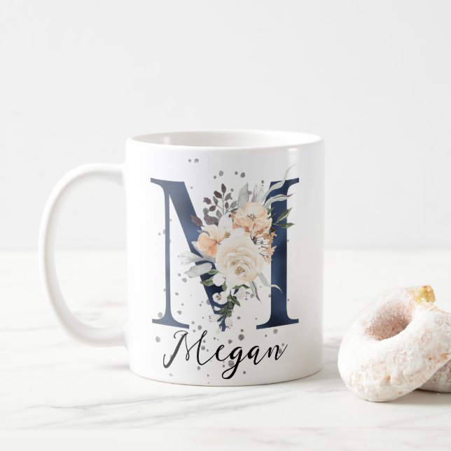 Blue Letter M Peach Creme Floral Monogram Kaffeetasse (Mit Donut)