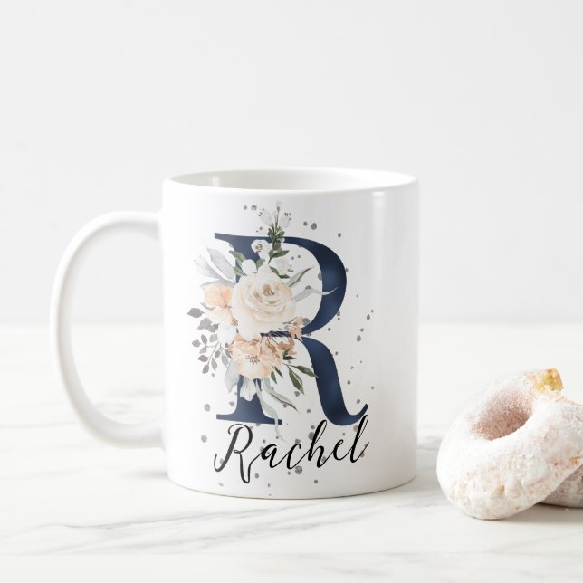 Blue Letter R Peach Cream Floral Monogram Kaffeetasse (Mit Donut)