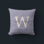 Blue Linen Ivory Monogram Wedding Keepake Kissen<br><div class="desc">Elegantes Hochzeitskissen mit blau gewebter Leineneffektkissen mit dunkelgrauem Chic-Schriftzeichen. Fügen Sie einfach Ihre Namen, Monogramm und Hochzeitstermin ein. Großartiges Geschenk für ein frisch verheiratetes Paar. Exklusiv für Sie entworfen von Happy Dolphin Studio. Wenn Sie Hilfe oder passende Produkte benötigen, kontaktieren Sie uns bitte unter happydolphinstudio@outlook.com.</div>