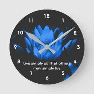 Blue Lotus Einfachheit Inspiration Zitat  Runde Wanduhr