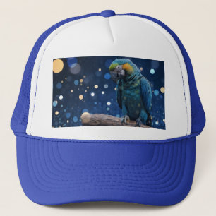 Blue Majestät: The Blue Macaw on Dreamy Blue Bokeh Truckerkappe