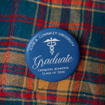 Blue Medical School Graduation Party Button<br><div class="desc">Dieser klassisch blaue,  benutzerdefinierte Medizin-Schulabschlussknopf zeigt eine weiße Typografie unter einem medizinischen Kadukus und Ihren Uni-Namen für die Klasse von 2025. Passen Sie mit Ihrem geschlossen Jahr unter der eleganten Kalligrafie für einen großen personalisierten Universitätsabschluss Namensschild oder Geschenk für eine Krankenschwester oder einen Arzt an.</div>