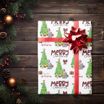 Blue Merle Aussie Dog, Bird und Christmas Tree Geschenkpapier<br><div class="desc">Das wiederholte Muster auf diesem niedlichen Weihnachtsverpackungspapier ist ein Bild eines Blue Merle Australian Shepherd Hundes, der eine rot-weiße Weihnachtsmannmütze trägt. Der Hund sitzt neben einem geschmückten Weihnachtsbaum unter hellen Geschenkpackungen. Ein Stiervogel landet auf dem Baum dahinter. Stilisierter, roter und schwarzer Büffel karierter Text sagt MERRY CHRISTMAS", und Ihre eigene...</div>