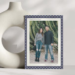 Blue Mid Century Geometric Hanukkah Große Foto Feiertagskarte<br><div class="desc">Dieses moderne Hanukkah-Design besticht durch eine geometrisch-geometrische,  marineblaue Grenze,  die durch Muster aus der Mitte des Jahrhunderts inspiriert ist. Die Vorderseite zeigt ein großes Foto,  gerahmt mit knusprigen Elfenbein und reiner Typografie. Die Rückseite bietet Platz für ein zusätzliches Foto und eine individuelle Urlaubsnachricht.</div>