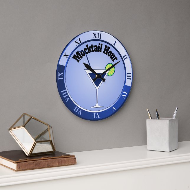 Blue Mocktail Hour Bar Clock Große Wanduhr (Büro)