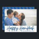 Blue Modern Calligraphy Happy Hanukkah Foto Feiertagskarte<br><div class="desc">Happy Hanukka! Senden Sie Hanukkah Wünsche an Familie und Freunde mit dieser anpassbaren Foto-Flachkarte. Es zeichnet sich durch eine moderne blaue Kalligraphie mit einem Olivenmuster aus. Personalisieren Sie diese durch Hinzufügen von Namen und Fotos. Diese Happy Hanukkah-Skriptkarte ist in anderen Karten erhältlich.</div>