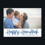 Blue Modern Calligraphy Happy Hanukkah Foto Feiertagspostkarte<br><div class="desc">Happy Hanukka! Senden Sie Hanukkah Wünsche an Familie und Freunde mit dieser anpassbaren Foto Postkarte. Es zeichnet sich durch eine moderne blaue Kalligraphie mit einem Olivenmuster aus. Personalisieren Sie diese durch Hinzufügen von Namen und Fotos. Diese Happy Hanukkah-Skriptkarte ist in anderen Karten erhältlich.</div>
