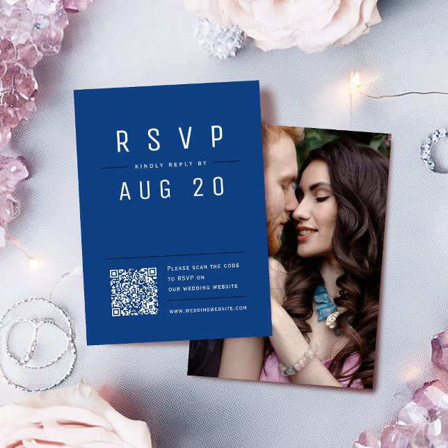 Blue Modern Chic Simple Typografy QR-Code RSVP Karte (Blue Modern Chic Simple Typography QR code RSVP Card)