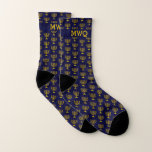 Blue Monogram MENORAH Socken<br><div class="desc">Stylish, dark blue MENORAH Socks, designed with a gold menorah in vertikaler Richtung, tiled pattern There is a customizable TRIPLE MONOGRAM, which you can PERSONALIZE with your own initials The design is repeated on the inside and outside. Ideal gift for Christmas and Birthdays, and especially for Hanukkah. Schluckbar in other...</div>