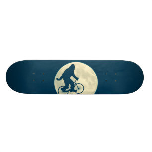 BLUE MOON SQUATUR AUF DEM FAHRRAD SKATEBOARD