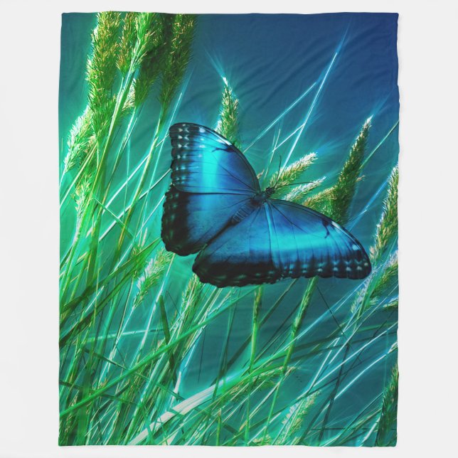 Blue Morpho Butterfly auf grünem Gras Fleecedecke (Vorderseite)