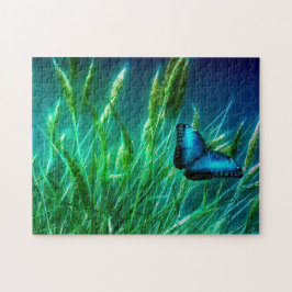 Blue Morpho Butterfly auf grünem Gras Puzzle