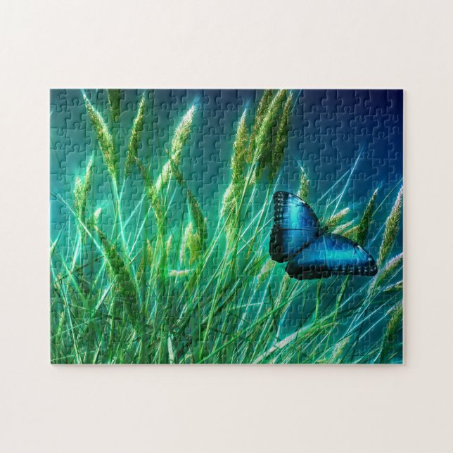 Blue Morpho Butterfly auf grünem Gras Puzzle (Horizontal)
