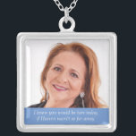 Blue Mother Foto Wedding Day Memorial Versilberte Kette<br><div class="desc">Tragen Sie diese wunderschöne Mutter der Gedenkstätte des Fotos an Ihrem Hochzeitstag, um die Liebe, die Sie mit ihr geteilt haben, zu fühlen und sie an Ihrem besonderen Tag nah behalten. Fügen Sie Ihren eigenen speziellen Text hinzu, oder verwenden Sie den Wortlaut wie folgt: "Wir wissen, dass Sie heute hier...</div>