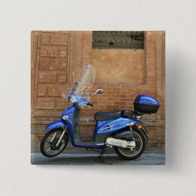 Blue Motor Scooter by red wall, Siena, Italien Button (Vorderseite)