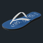 Blue Mr. und Mrs. wedding flip Flops für frische W<br><div class="desc">Navy Blue Mr. und mrs Strand Hochzeit Flip Flops für Braut und Bräutigam / Just Married Paar. Fügen Sie Ihr Heiratsdatum hinzu. Personalisierter Name elegante Flipflops für Neuvermählte und ihre Umgebung. Machen Sie Ihre eigenen personalisierten Keilsandalen für Teambride, Brautjungfrau, Trauzeugin, Blume, Brautmutter, Bräutigam, Crew, Gäste etc. Niedliche Sommerhausschuhe für die...</div>