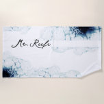 Blue Nautical Hochzeit in Urlaubsort Strandtuch<br><div class="desc">Diese Blue Nautical Hochzeit in Urlaubsort Mr. Beach Handtuch Design verbindet schmales und klassisches Weiß mit auffallenden dunkelroyal blauen Wellen des Ozeans als eine wunderbare Kulisse für anspruchsvolle minimalistische Typografie und boho Skriptdetails. Ideal für eine moderne, luxuriöse nautische Ästhetik mit einem einzigartigen, moody Marine Strand Stil. Diese wunderschön kuratierte Kollektion...</div>