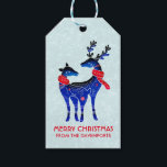 Blue Nordic Christmas Reindeer Pair Geschenkanhänger<br><div class="desc">Personalisierte Weihnachtsgeschenktafeln mit hellgrün-weißem,  schneeweißem Hintergrund. Illustriert mit einem blauen skandinavischen Hirsch mit roten Schals. Mit dekorativen Markierungen auf ihren Körpern.</div>