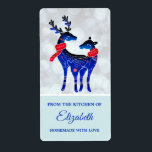 Blue Nordic Christmas Reindeer Pair Kitchen<br><div class="desc">Etiketten mit Ihrem personalisierten Namen. Text sagt: Aus der Küche von,  hausgemacht mit Liebe. Mit einem silbernen Hintergrund. Illustriert mit einem blauen skandinavischen Hirsch mit roten Schals. Mit dekorativen Markierungen auf ihren Körpern.</div>