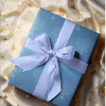 Blue Ombre Menorah Geschenkpapier<br><div class="desc">Schlagen Sie Ihre Geschenke im Stil mit diesem blauen ombre Packpapier mit menorah Akzente!</div>