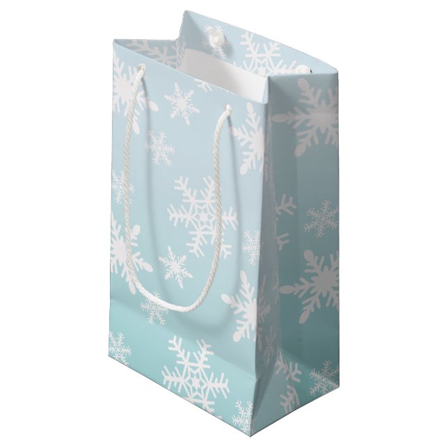 Blue Ombre White Snowflakes Kleine Geschenktüte (Vorderseite Schrägansicht)