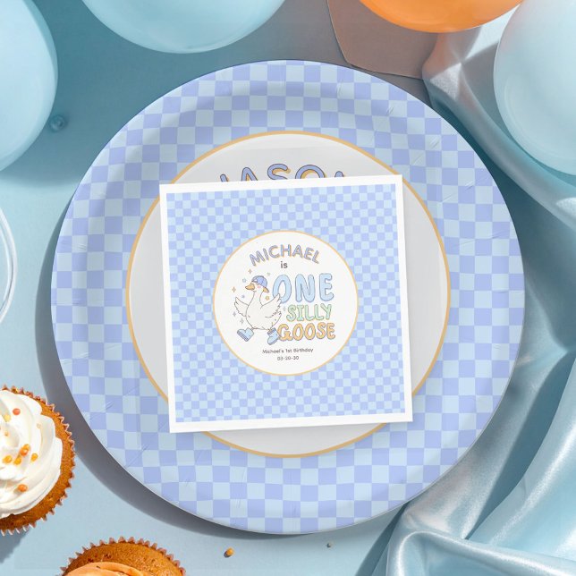 Blue One Silly Goose - Retro-Junge zum ersten Gebu Serviette (Blue One Silly Goose Retro Boy First Birthday Napkins. Blue checkered pattern Cute Goose party.)