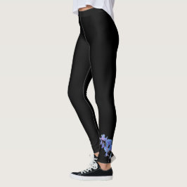 Blue Orchid auf schwarzen Leggings