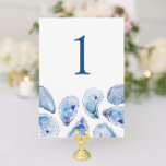 Blue Oyster Watercolor Wedding Tischnummer<br><div class="desc">Begleiten Sie Ihre Gäste mit unseren eleganten Tischnummern für Hochzeiten am Strand, die mit einem zauberhaften, blauen Austerndesign in der Muschel des Aquarells versehen sind. Diese Tischnummern verleihen der Dekoration des Empfangs eine Touch von Küstenstreifen. Ideal für Hochzeiten an beliebten Ostküsten wie Belle Mer auf Rhode Island, The Ocean House...</div>