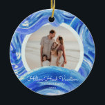 Blue Painted Waves Beach Urlaub Weihnachten Keramik Ornament<br><div class="desc">Schaffen Sie sich einen Sake-Ornament,  für sich selbst oder als Geschenk,  um sich an Ihren Familienurlaub zu erinnern. Tauschen Sie Ihr Foto,  Ihren Namen,  Ihre Ferienwohnung in dieses wunderschön gestaltete,  blaue Wellen-Ornament ein. Ideal für Ihr Foto am Strand!</div>
