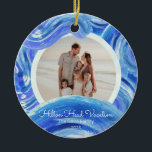Blue Painted Waves Beach Urlaub Weihnachten Keramik Ornament<br><div class="desc">Schaffen Sie sich einen Sake-Ornament,  für sich selbst oder als Geschenk,  um sich an Ihren Familienurlaub zu erinnern. Tauschen Sie Ihr Foto,  Ihren Namen,  Ihre Ferienwohnung in dieses wunderschön gestaltete,  blaue Wellen-Ornament ein. Ideal für Ihr Foto am Strand!</div>